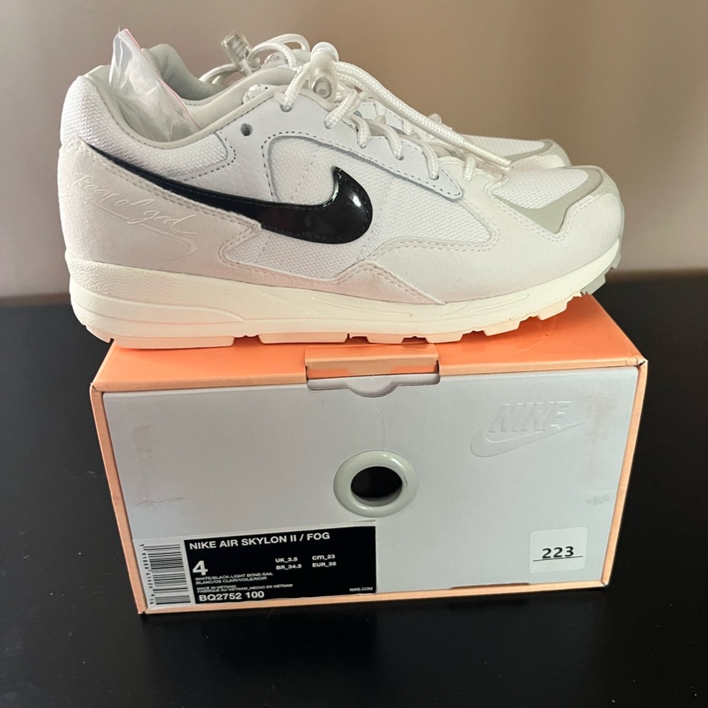 NEW Nike Air Skylon II White and Black Sneakers Size 4